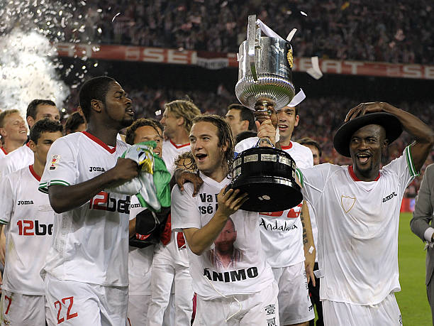 确保她在比 确保她在比